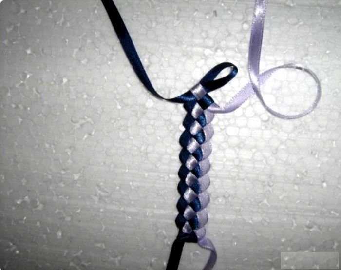Мастер-класс украшение плетение браслеты фенечки из атласных ленточек ленты сутаж тесьма шнур
