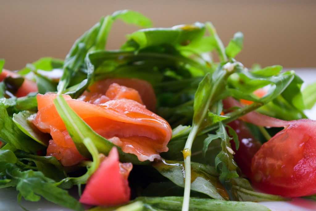 10 рецептов салата из слабосолёной сёмги — как приготовить очень вкусно