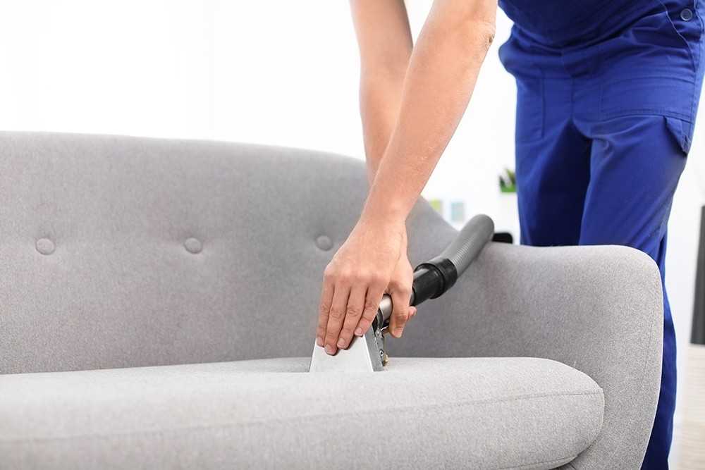 Чем почистить диван от грязи без разводов в домашних условиях?