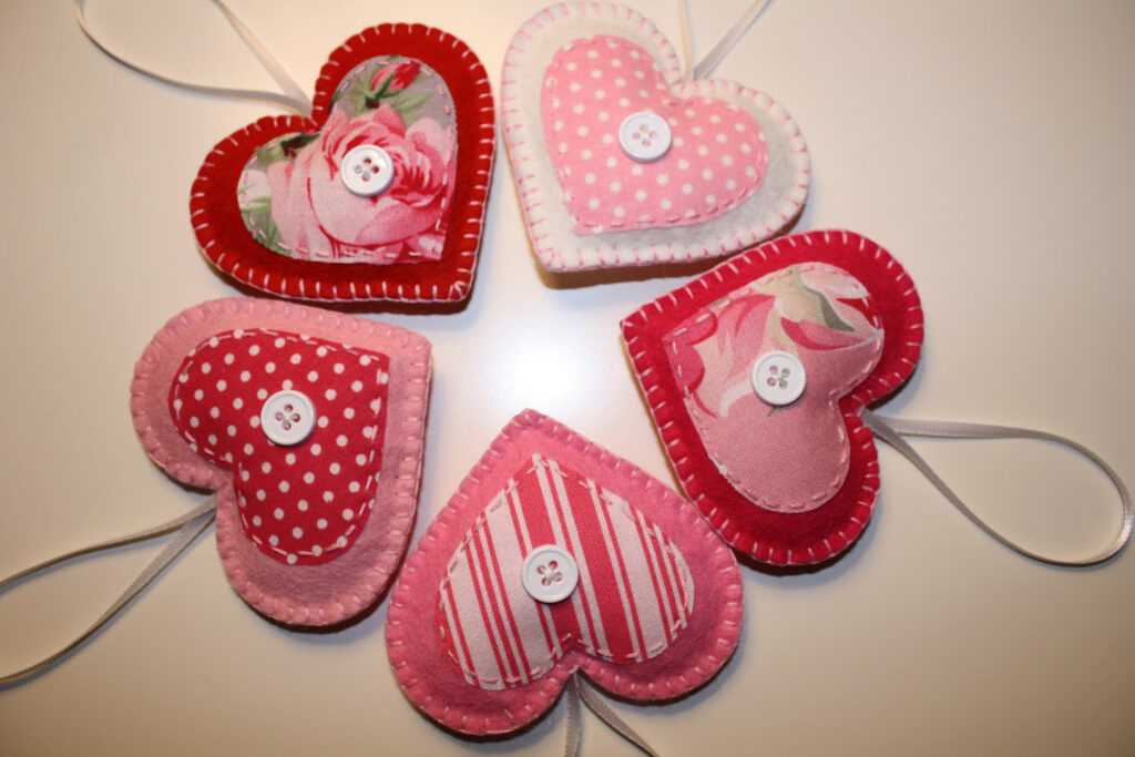 Мастер-класс по изготовлению сердечек из ниток и картона Оригинальный декор для дома и оформления подарков Можно использовать как валентинку