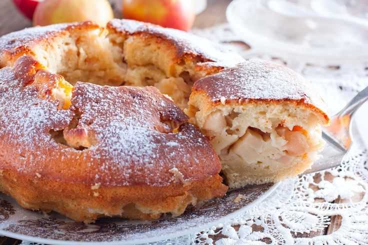 Шарлотка с яблоками в духовке: пышная и вкусная. 10 простых рецептов приготовления