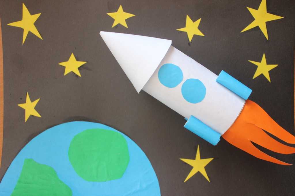 Оригами ко дню космонавтики в детском саду. Поделки на тему космос. Поделка на день Космонафтик. Поделка на дн день космонавтики. Аппликация ко Дню космонавтики.