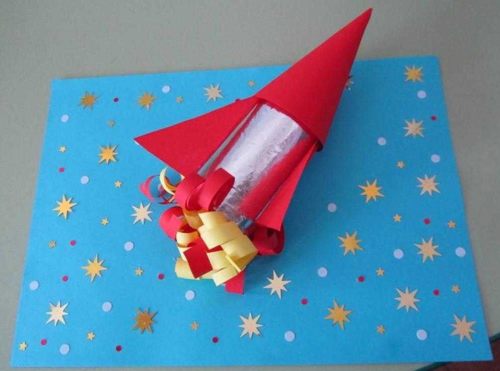 Ракета поделка в садик ко дню. Ракета поделка. Поделка ко Дню космонавтики. Поделка ко Дню космонавтики в детский сад. Поделка око Дню космонавтики в детский сад.