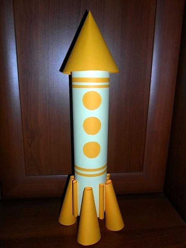 Макет ракеты для детей своими руками. Ракета поделка. Макет ракеты для детей. Ракета из бумаги. Поделка ракета из бумаги.