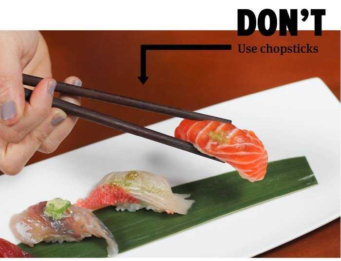 Как правильно едят суши: руками или палочками? — 10 правил этикета в японском ресторане
