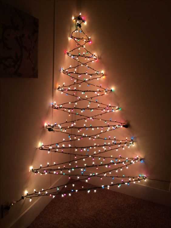 Оригинальный декор к новому году — елка на стене