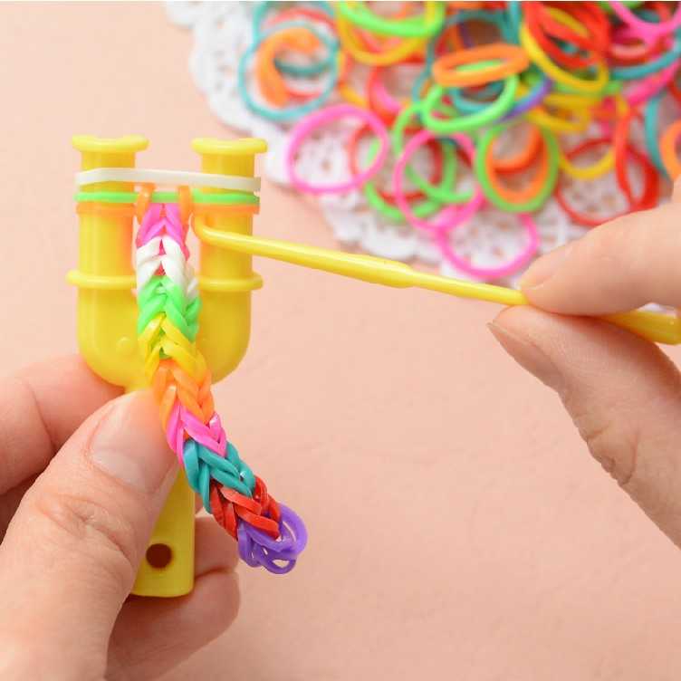 Как плести браслеты из цветных резинок 🤡 без станка на пальцах и карандашах