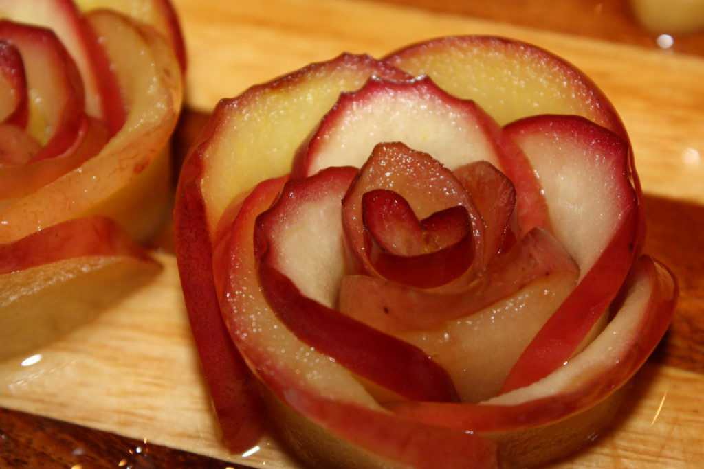 Как красиво порезать яблоки на стол: 22 идеи