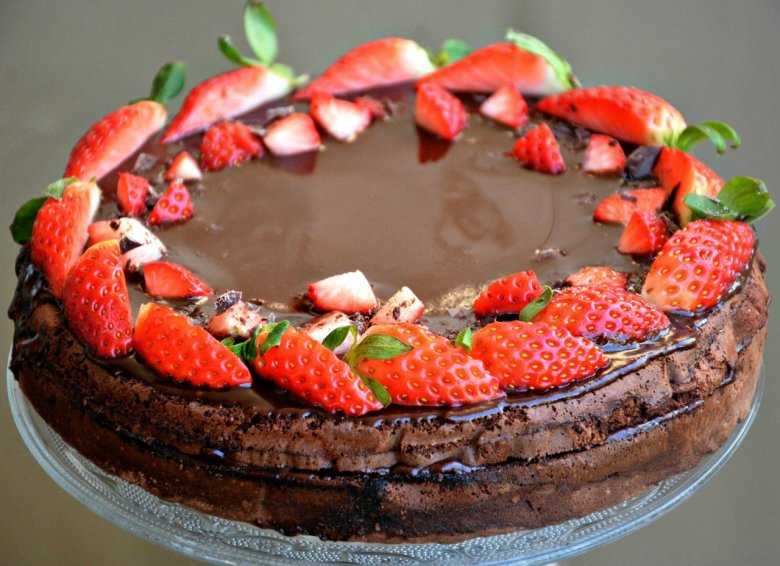 Как красиво украсить торт кремом, клубникой и фруктами в домашних условиях | rdv