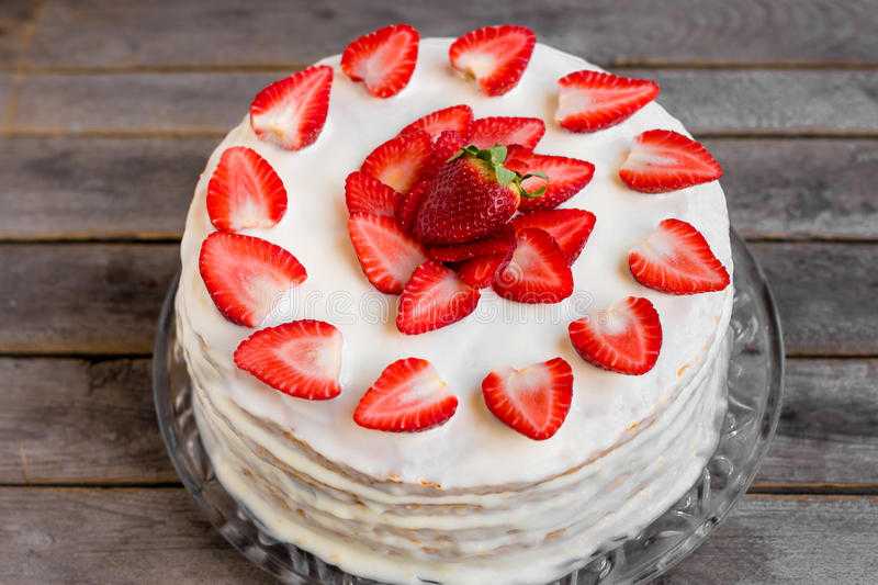 Как красиво украсить торт клубникой?