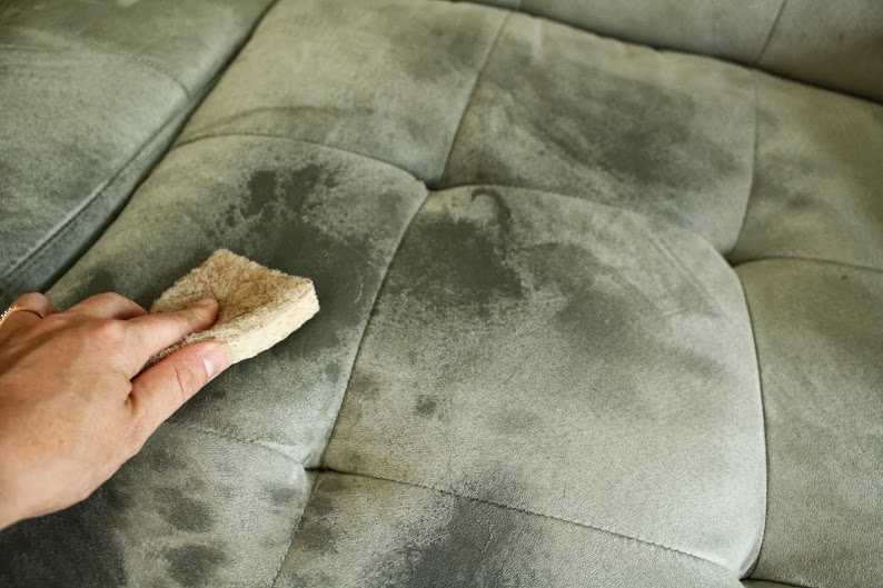 20 профессиональных советов, как быстро почистить диван от пятен без разводов