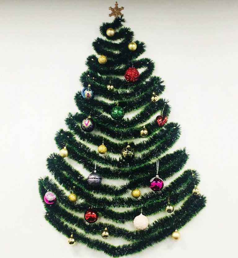Новогодняя елка на стене из веток своими руками быстро, красиво, недорого