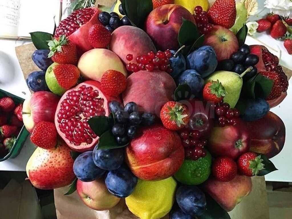 Как оформить букет из цветов и фруктов своими руками