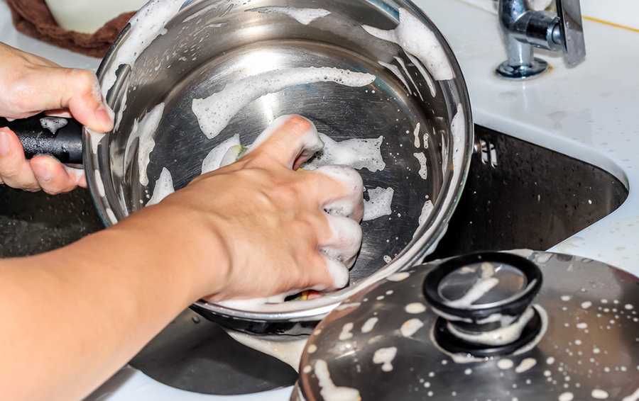 Каждая хозяйка знает, что на кухне должна быть идеальная чистота, а посуда, в которой готовится пища,  вымыта и очищена от нагара и копотиЧистка