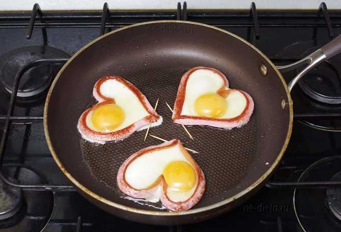 Яичные маффины, менемен и яйца по-флорентийски: 10 небанальных блюд из яиц