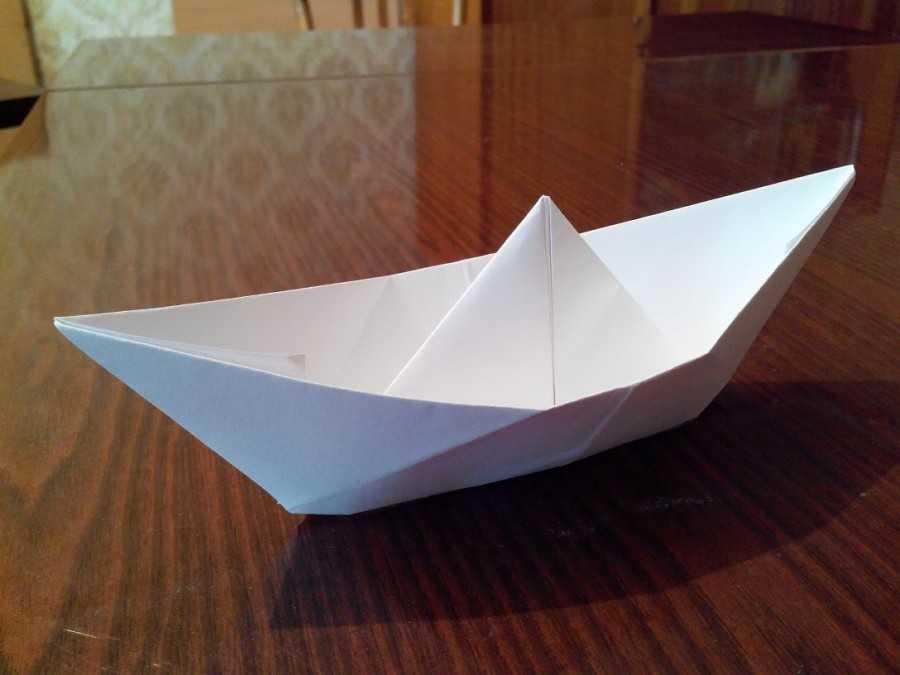 Как сделать открытку на 23 февраля, День Победы или День Учителя с корабликом оригами
