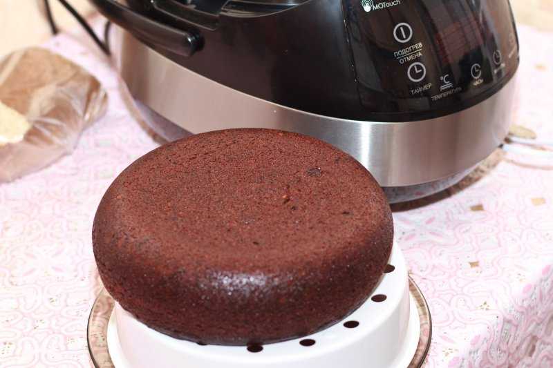 Торт в мультиварке рецепт с фото. Шоколадный торт в мультиварке. Шоколадный бисквит в мультиварке. Торт шоколад на кипятке в мультиварке.
