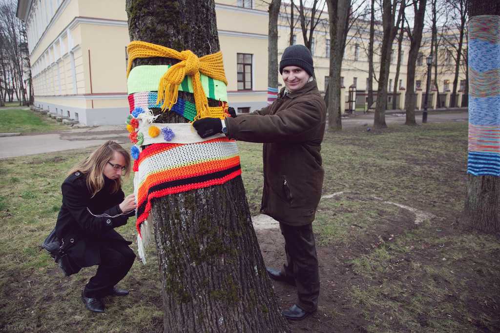Ярнбомбинг вязаное граффити. деревья в шарфах! ярнбомбинг в мире