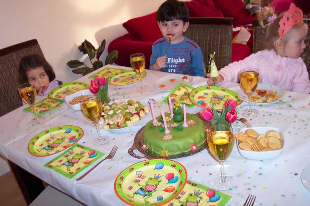 Секреты идеальной сервировки стола на день рождения, примеры украшения