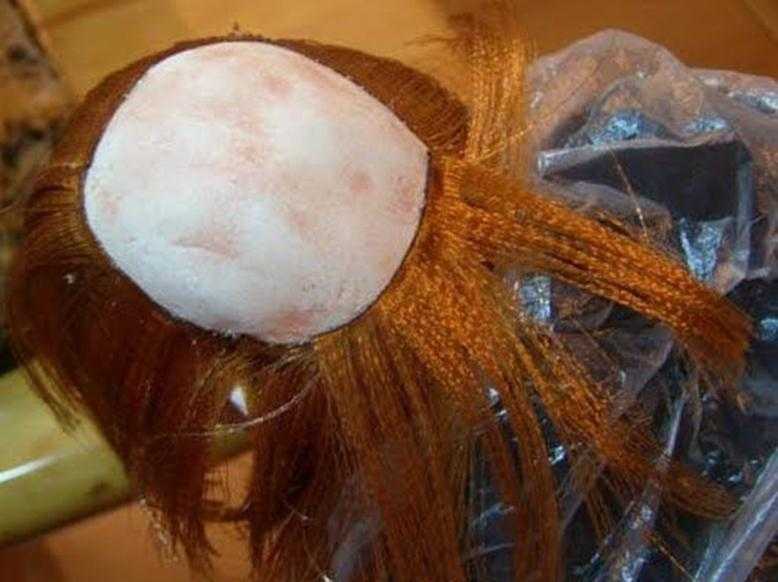 Как восстановить волосы кукле. Волосы из ниток для куклы. Волосы для текстильной куклы из ленты. Волосы для куклы из атласной ленты. Волосы из атласной ленты для текстильной куклы.