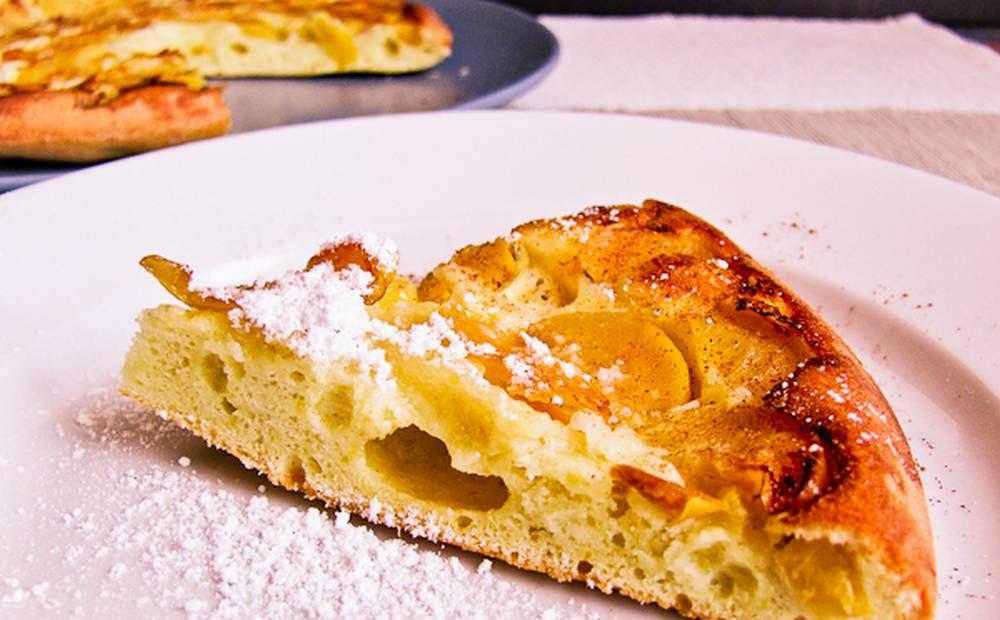 Интересный рецепт шарлотки с медом и яблоками без сахара Очень ароматный пирог с нежной кислинкой Простое приготовление