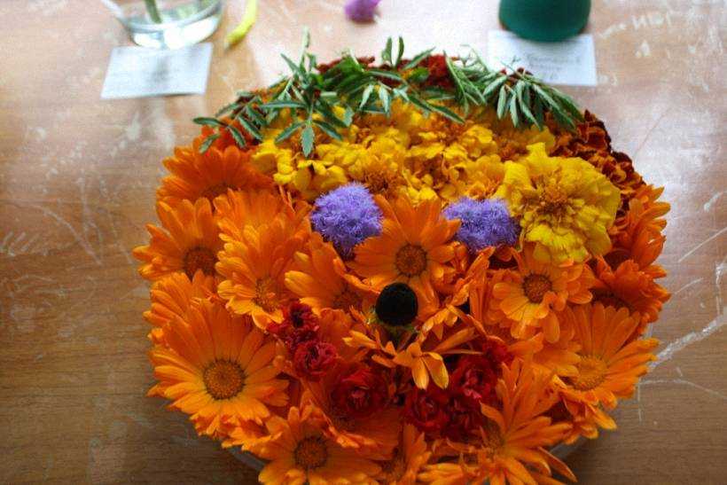 Как сделать необычный букет из сухоцветов своими руками в самодельном зонтике из картона и ткани Можно использовать живые цветы Декор или подарок