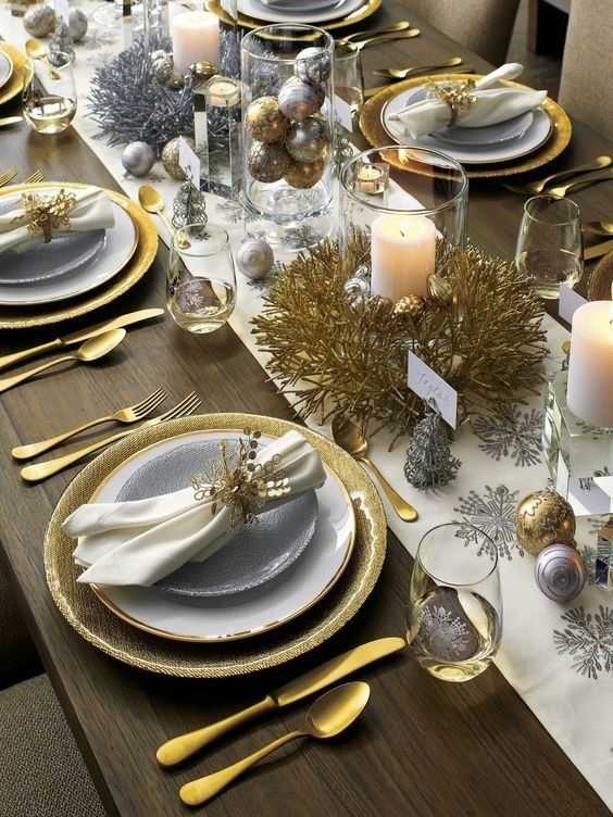 Красивая сервировка стола играет большую роль во время праздников, а особенно новогодних Украшение застолья можно посмотреть на примере ярких атрибутов