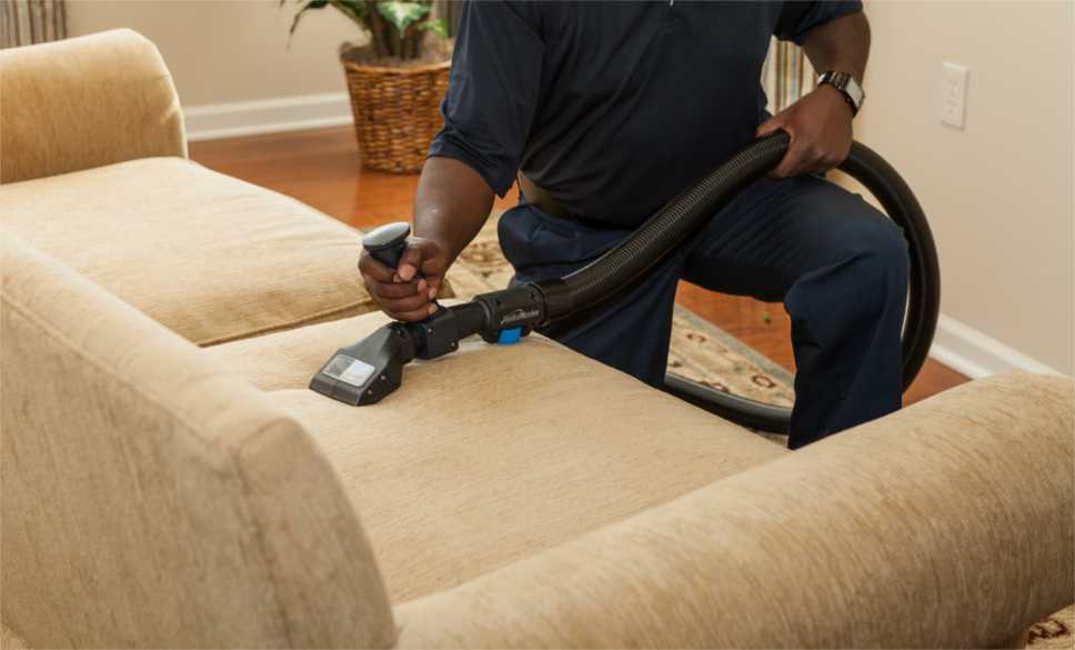Полезные советы и рекомендации, как и чем почистить кожаный диван в домашних условиях