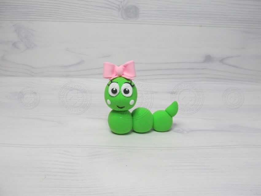 Гусеница из пластилина для детей. Гусеничка из пластилина. Гусеница пластилин. Как слепить гусеницу. Лепка гусеницы из пластилина.