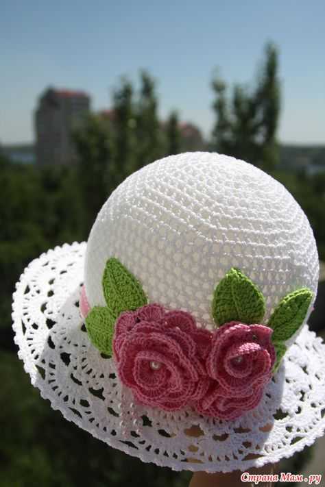 Вязаные шапки крючком для женщин на примере осенних и зимних моделей, вязание крючком женских шапок.