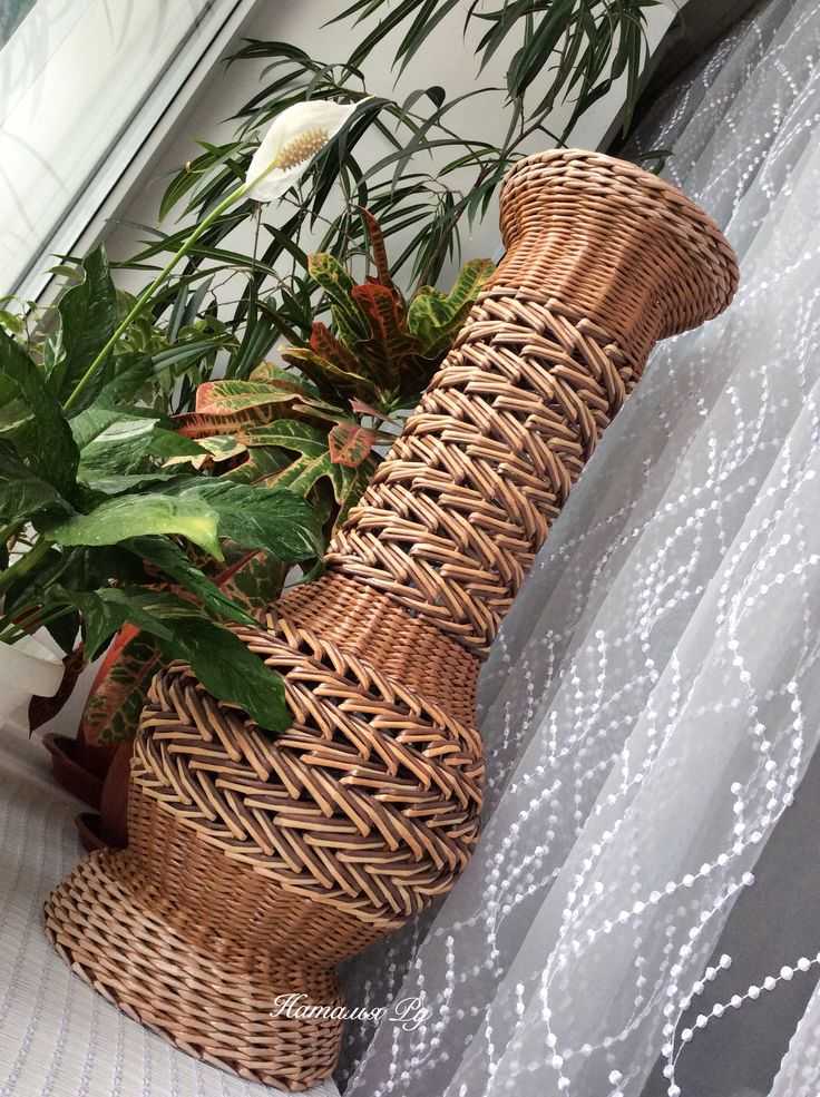 Своими руками можно смастерить всевозможные вещи игрушки, сумки, абажуры для светильников, элементы декора для украшения квартиры и много чего еще