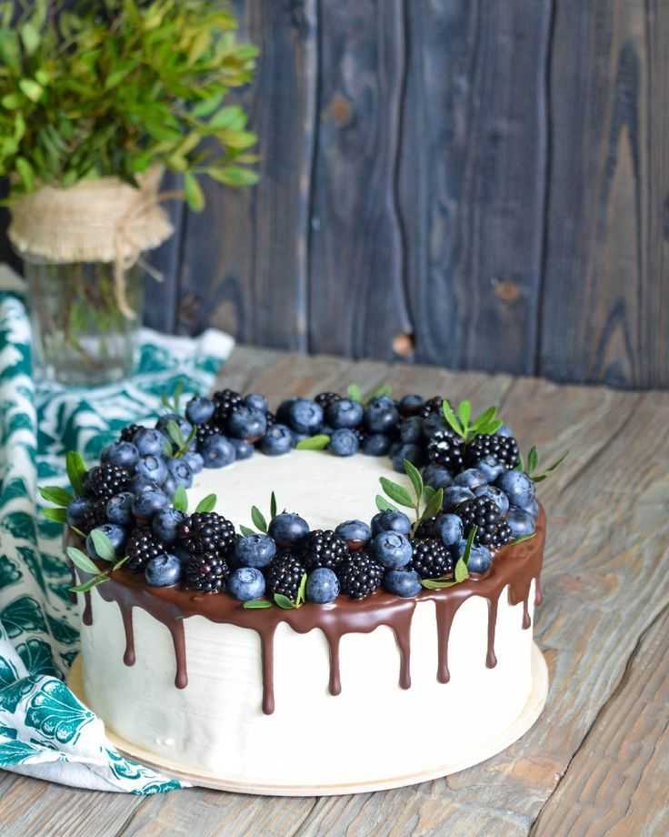 Как клубникой украсить торт к праздникам, дню рождения (идеи+фото)