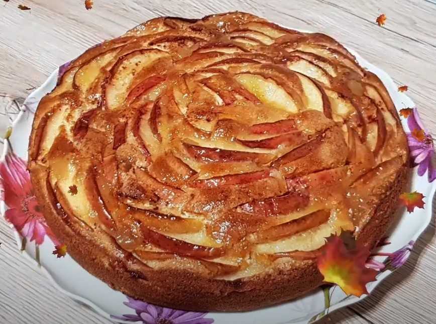 Шарлотка с яблоками в духовке — 7 простых пошаговых рецептов