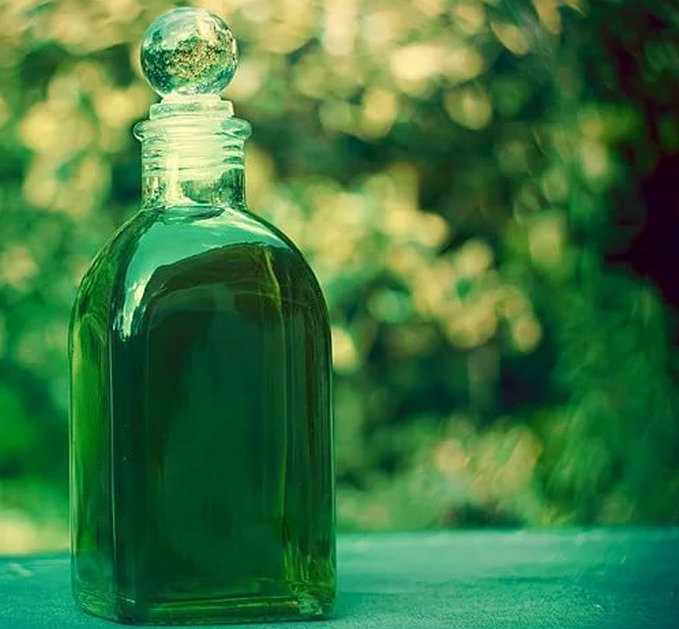 Бутылки зеленого цвета. В бутылке зеленый. Бутылочно зеленый цвет. Зеленая жидкость с пузырьками. Зеленый флакон.