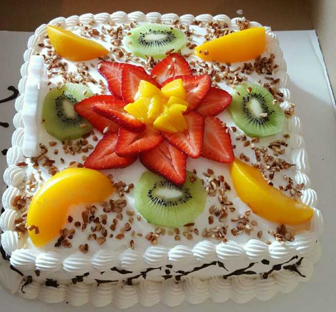 Учимся украшать торт фруктами в домашних условиях: идеи, советы, фото