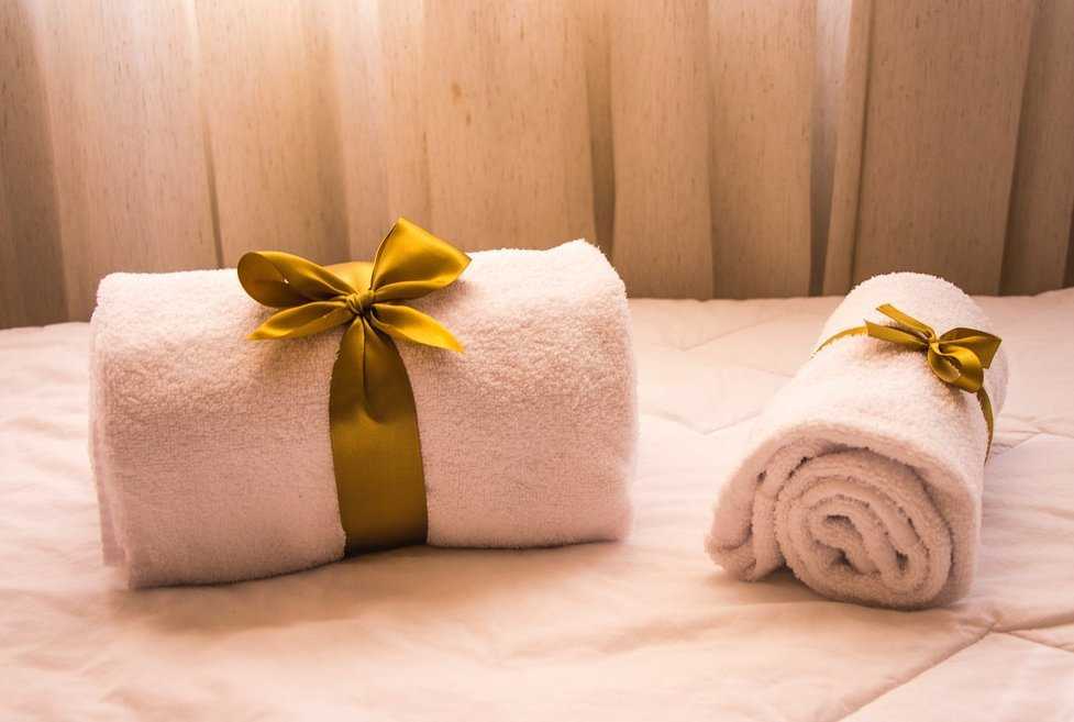 Как красиво сложить полотенце в подарок: идеи для мужчин и женщин | категория статей на тему полотенца