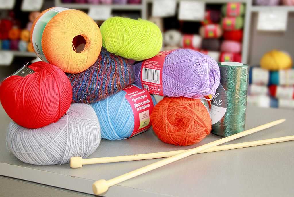 Какая пряжа для свитера лучше: выбор по составу, способу вязанию, сезону и другим параметрам