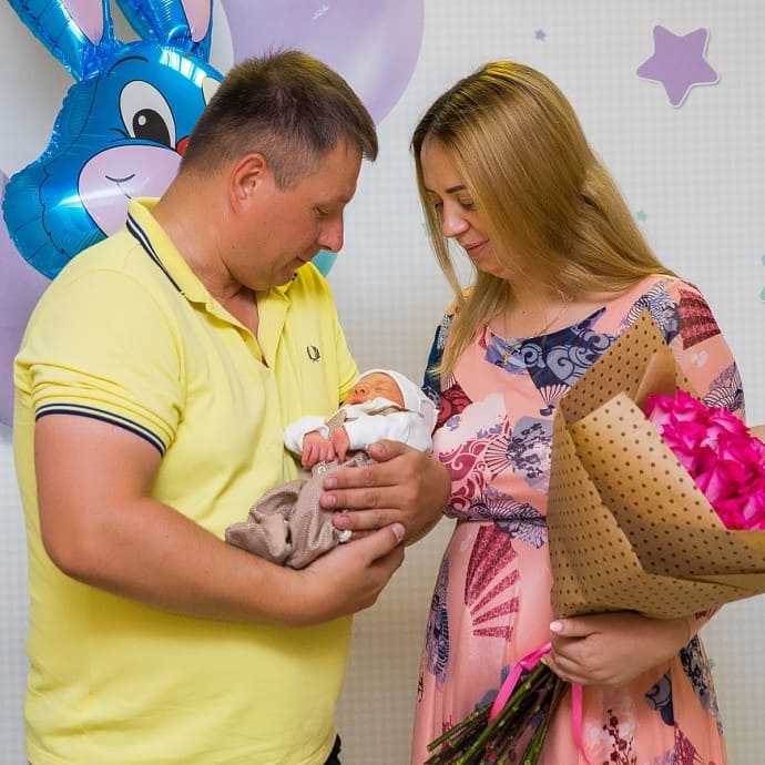 Вас пригласили на выписку из роддома, а вы совершенно не знаете, чтобы такого подарить молодым родителям и ребеночку в этой статье решил поделиться одним из самых лучших, а главное полезных и нужных подарков, который отлично справится с ролью подарка на в
