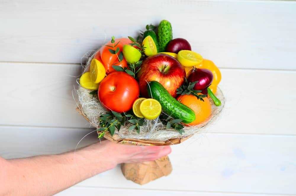 Съедобный букет из фруктов и овощей, а также других продуктов своими руками для женщин и мужчин в домашних условиях: пошаговые мастер-классы с фото и видео