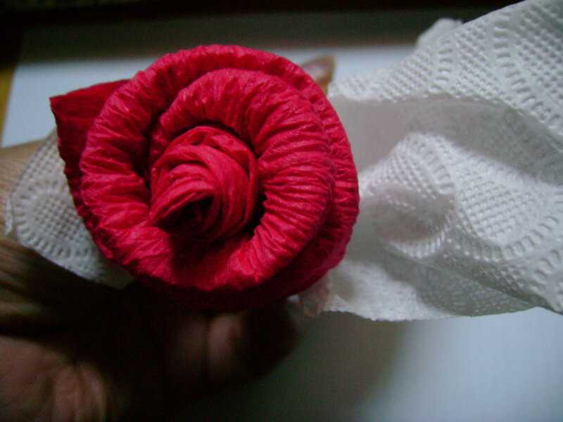 Как сделать розу из салфетки своими руками? мастер-класс: розы из салфеток :: syl.ru