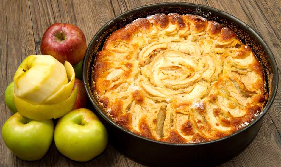 Шарлотка с яблоками в духовке — 6 простых и вкусных рецептов