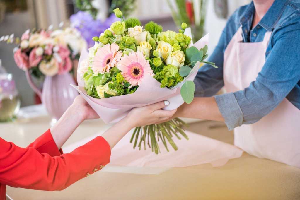Какие цветы подарить на 8 марта 2020 – от женщин, коллегам, до жены, тещи и подруги