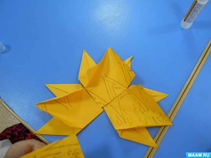 Как сделать осенний кленовый лист из бумаги в технике оригами
