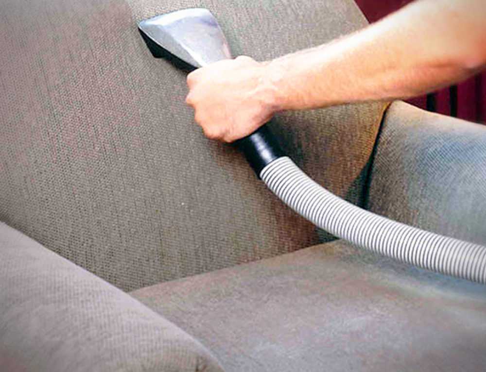 Чем отмыть диван от грязи и запаха: домашняя химчистка