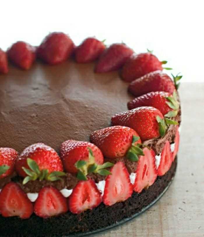 Торт с клубникой - рецепты приготовления в домашних условиях бисквитного, муссового и украсить ягодами