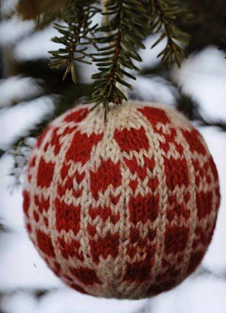 Как связать крючком новогодний шар, пошаговые фото создания елочного шара из ниток со схемами вязания