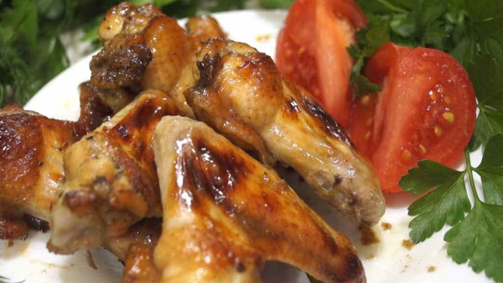 Куриные крылышки с картошкой – 7 рецептов в духовке