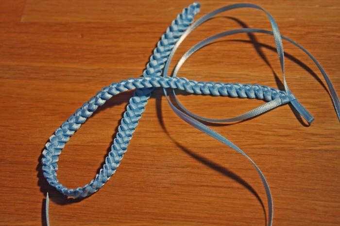 Пошаговые схемы плетения косичек с ленточками для начинающих, французский колосок с лентой и другие