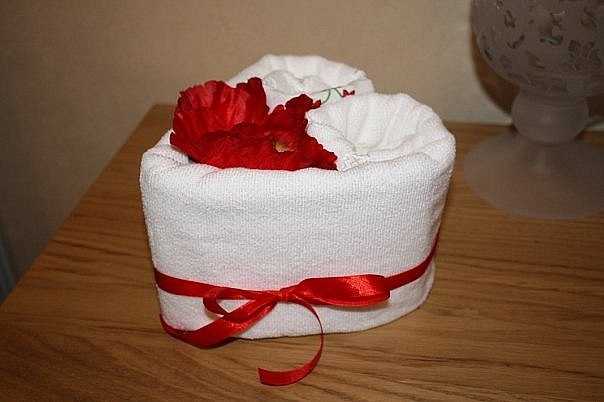 Как красиво сложить полотенце в подарок: мастер-классы