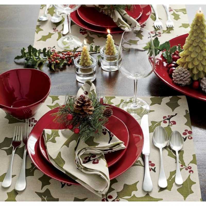 Красивая сервировка стола играет большую роль во время праздников, а особенно новогодних Украшение застолья можно посмотреть на примере ярких атрибутов